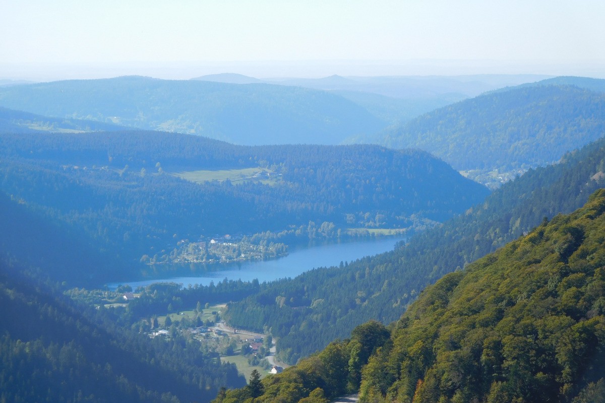 Vue sur le lac de Longemer depuis la route des crêtes - Lakeside Escape