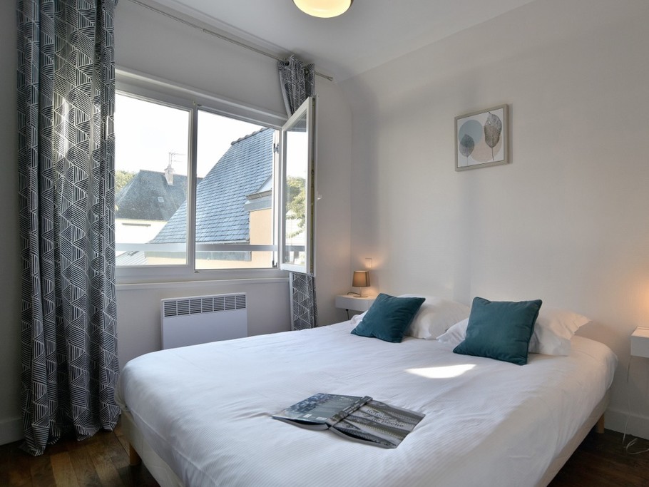 Chambre 2 étage lit double vue jardin