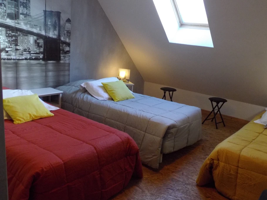 Room with single beds
