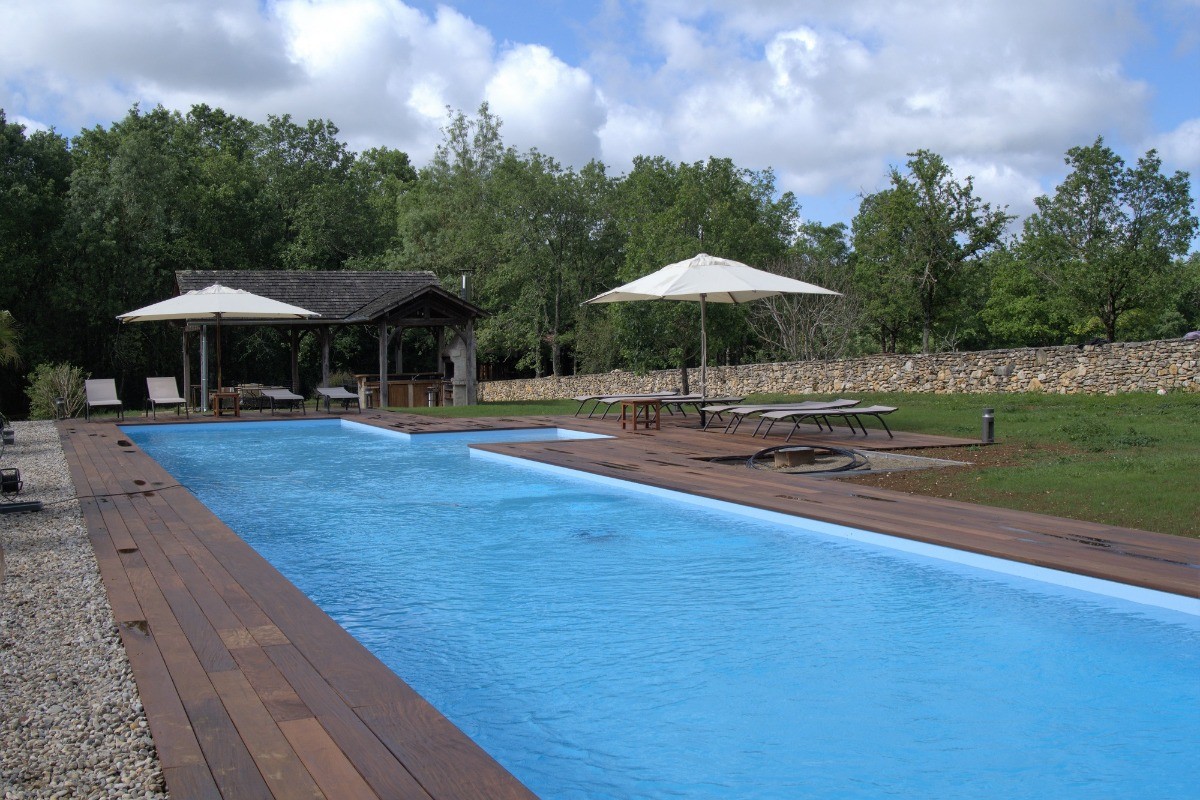Piscine 25x4.5m chauffée par panneau solaires