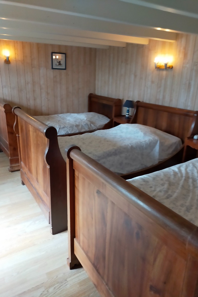 Chambre 2 avec 3 lits en 90 en rez-de-jardin