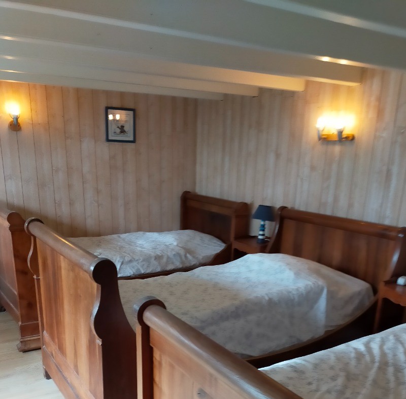 Chambre 2 avec 3 lits en 90 en rez-de-jardin