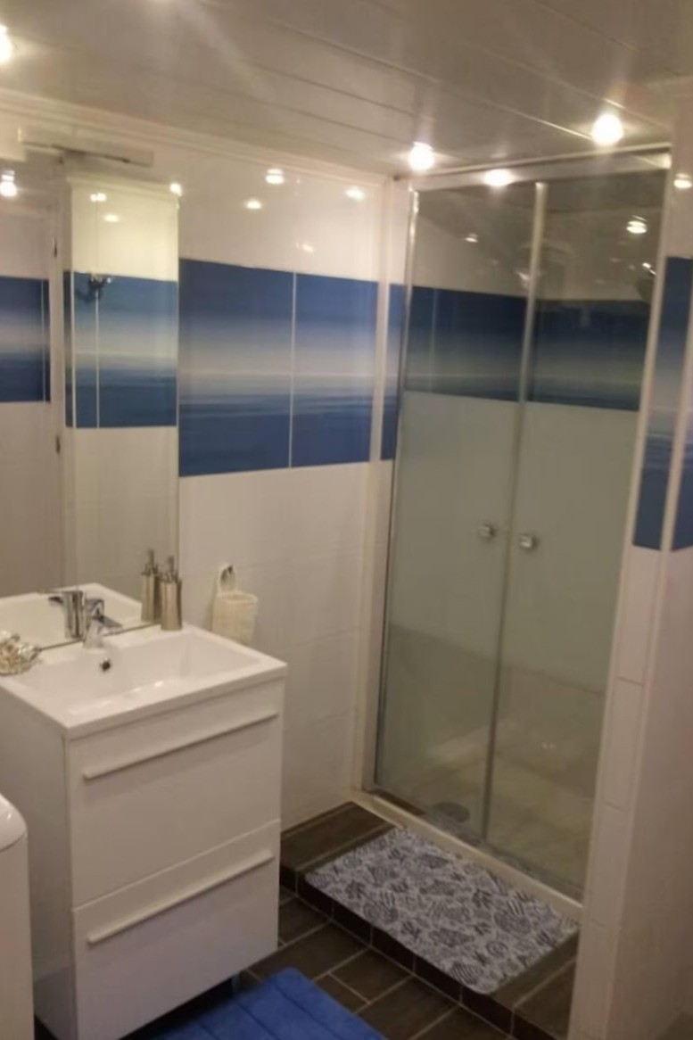 Salle d'eau avec douche grande dimension au RDC. WC séparé