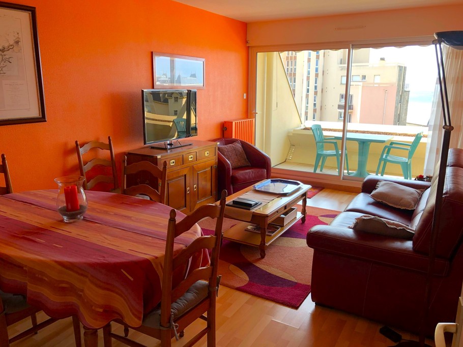 Pièce de vie chaleureuse vue mer avec accès à la terrasse (coin salon, coin séjour, coin cuisine)