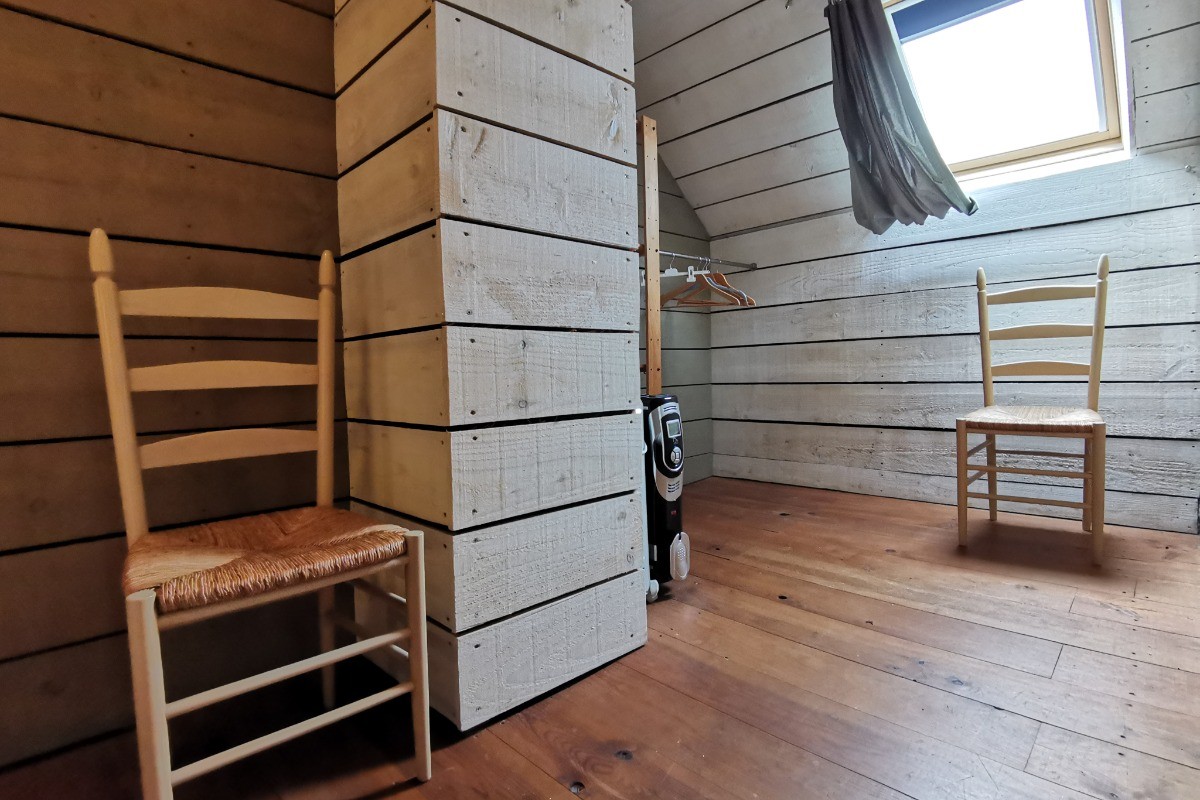 Bedroom 2 - shelf and wardrobe area