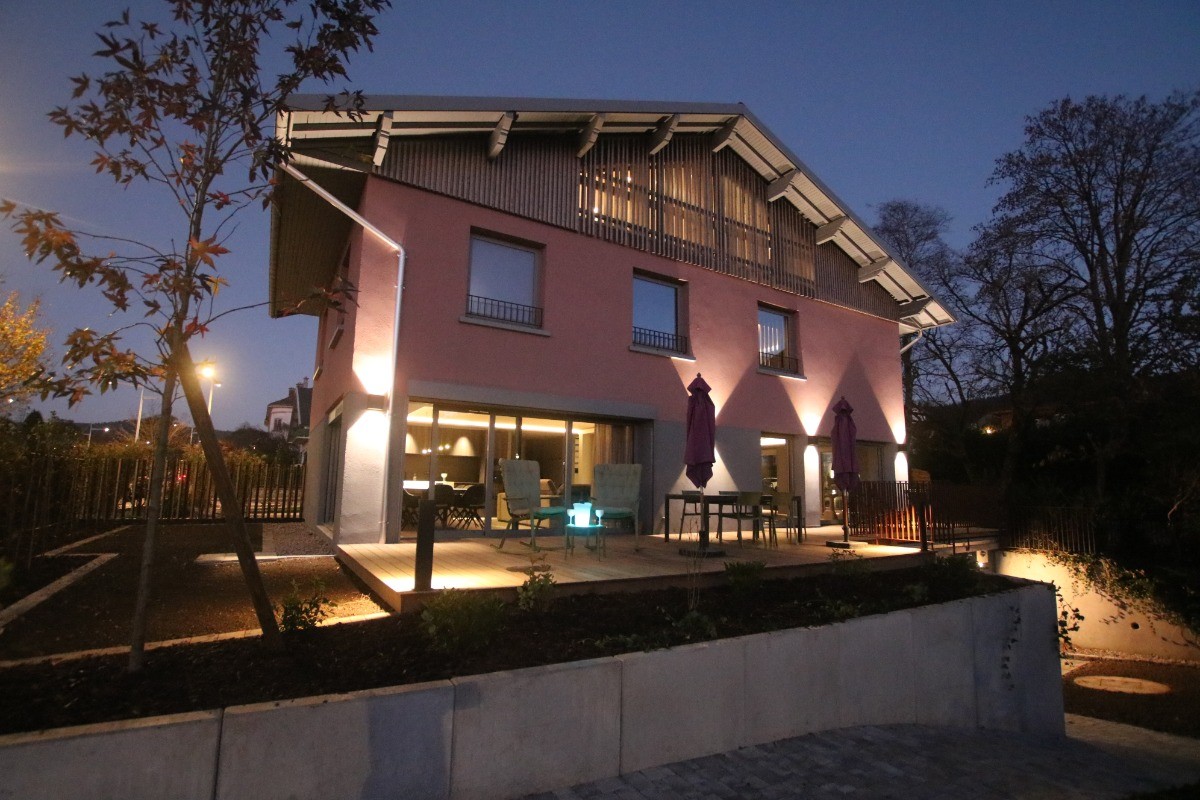 La Loge aux Loups, maison contemporaine avec piscine intérieure, sauna, local vélo, à 100 m du lac