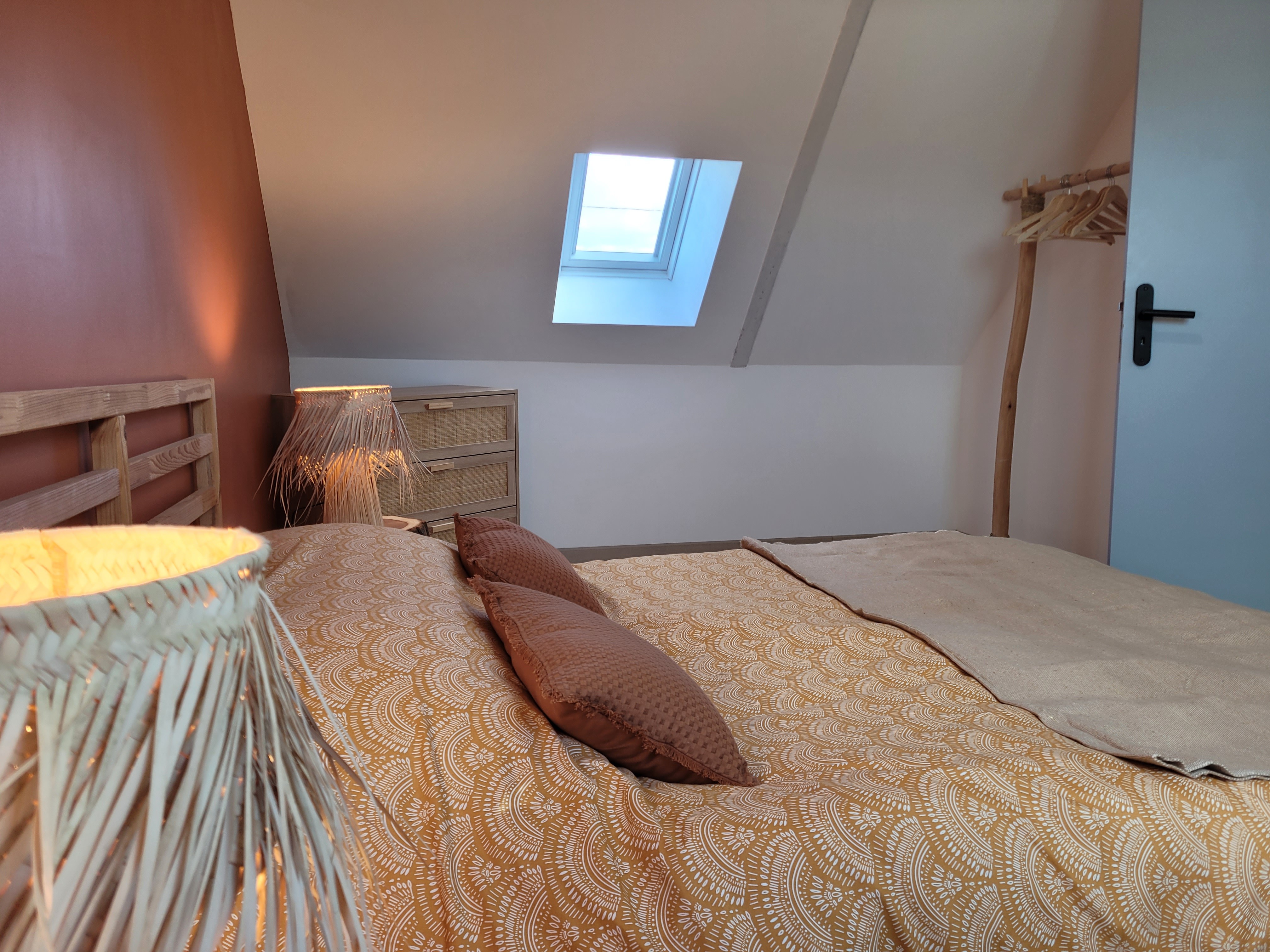 Location Ty Kermaudez, Clévacances, Paimpol, Chambre lit 160 étage droite