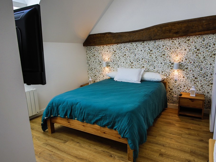 Chambre 2 : chambre familiale pour deux à 4 personnes avec 1 lit 160x200 cm et 2 lits superposés 90 cm , TV. Sa salle d'eau communicante avec meuble vasque et WC.