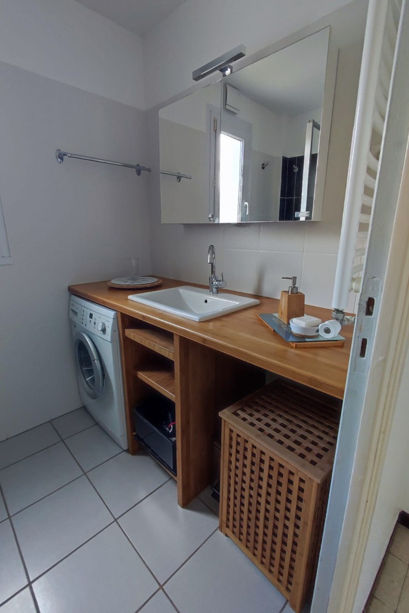Salle de douche ( avec machine à laver le linge)