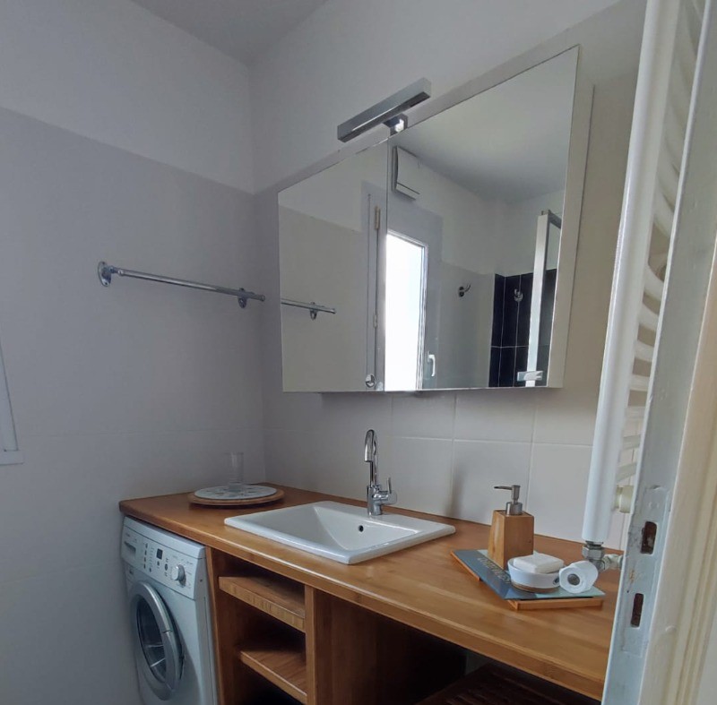 Salle de douche ( avec machine à laver le linge)