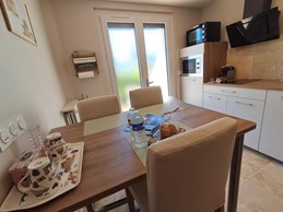 L'entrée donnant sur la cuisine aménagée du gite en Sologne