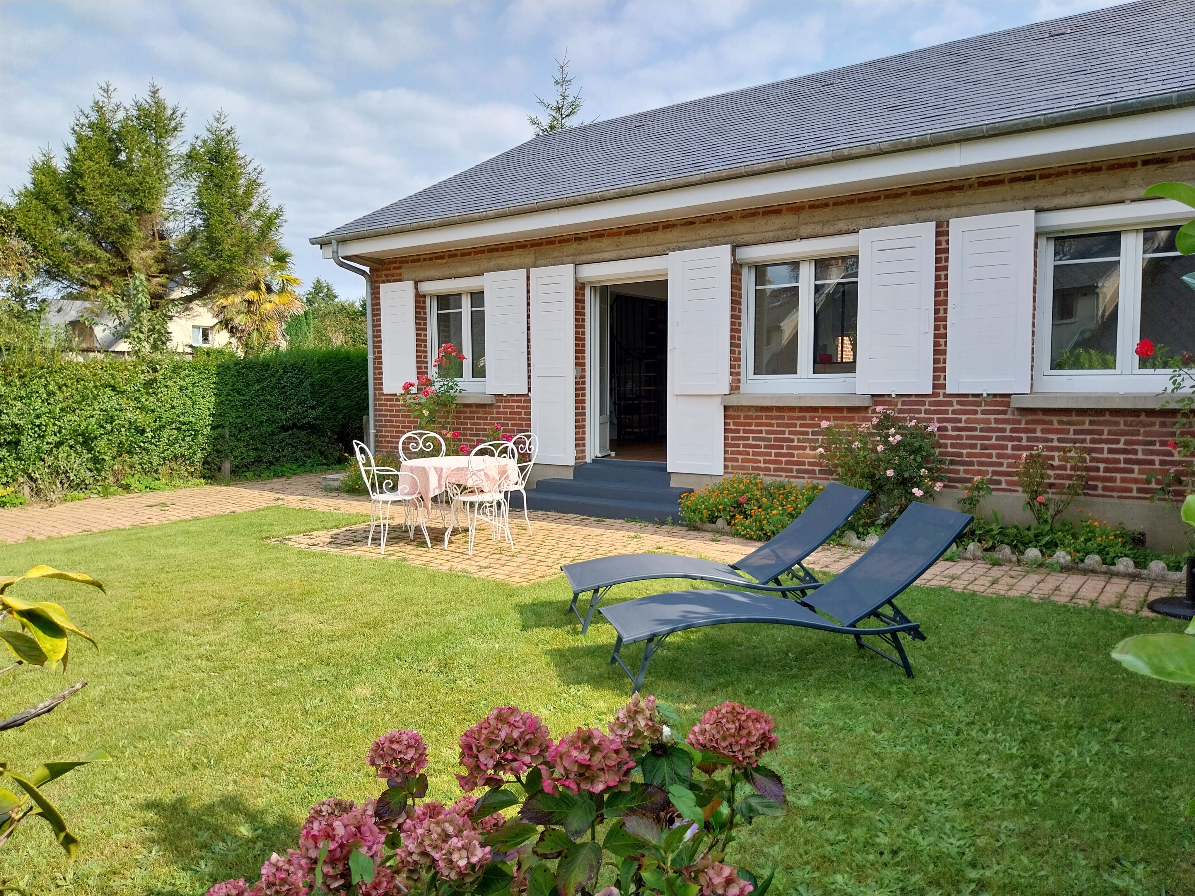 Confortable location Gite Normandie proche de la mer- Le Clos de Varengeville sur Mer- location plain-pied, calme - proche Dieppe, Veules les Roses.  Jardin privatif clos. Tous commerces à 300m