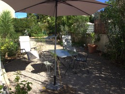 Le jardin avec son équipement réservé aux hôtes.