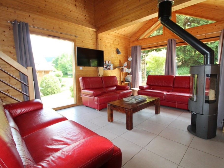 Salon lumineux et spacieux équipé d'un poêle à bois. Téléviseur, lecteur DVD, et petite bibliothèque.