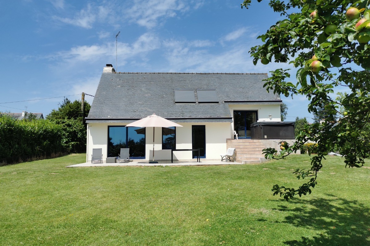 House with terrace, spa and large 1500 m² herb garden