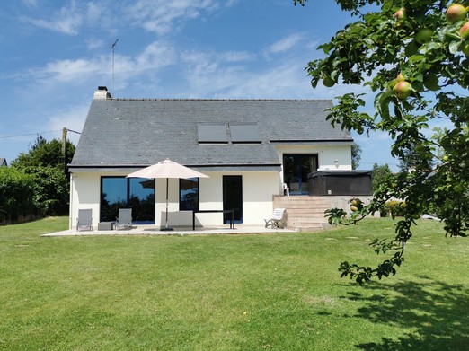 Maison avec terrasse, spa et grand jardin aroboré de 1500 m²