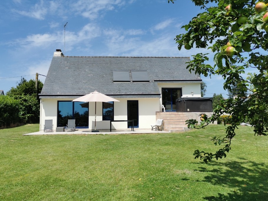 Maison avec terrasse, spa et grand jardin aroboré de 1500 m²