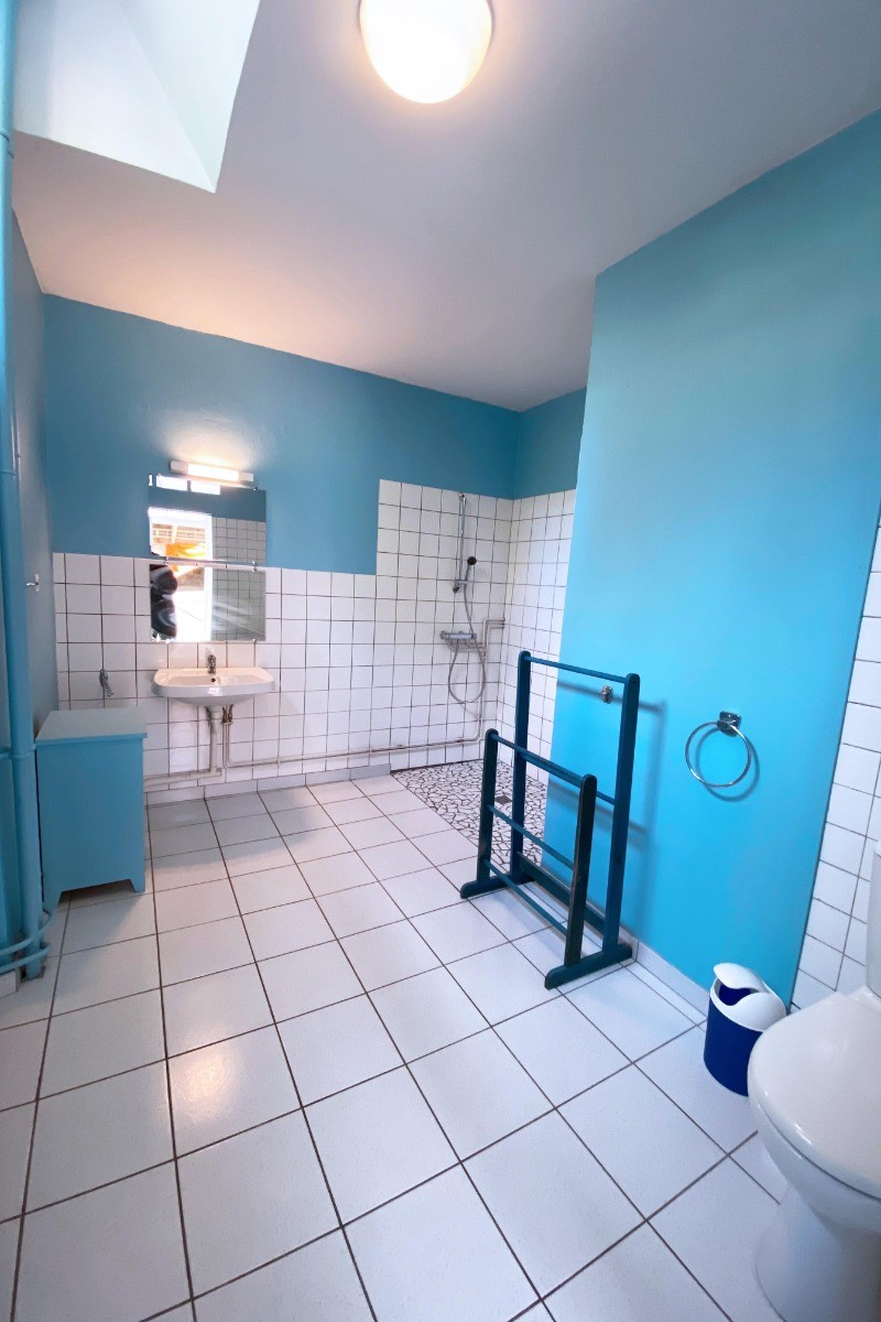 Salle d'eau accessible Pers. A Mobilité Réduite attenante à la chambre, location de groupe la Source