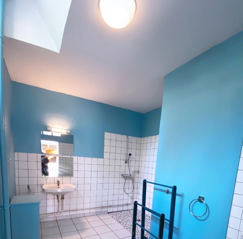 Salle d'eau accessible Pers. A Mobilité Réduite attenante à la chambre, location de groupe la Source