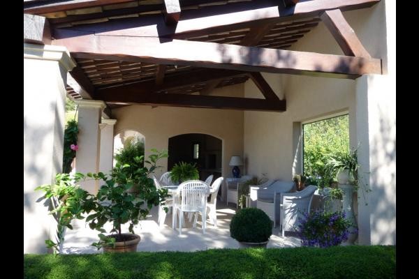 Patio à la piscine