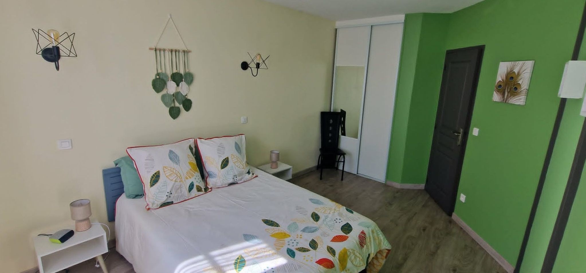 On the 1st floor, the green room at Logis de La Passerelle in Port d'Envaux in Charente maritime