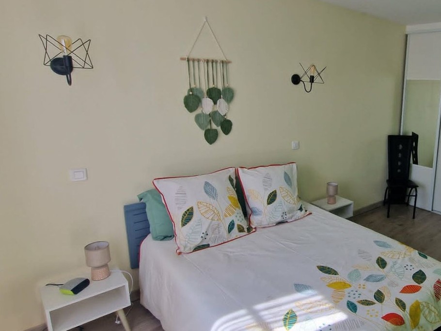 On the 1st floor, the green room at Logis de La Passerelle in Port d'Envaux in Charente maritime