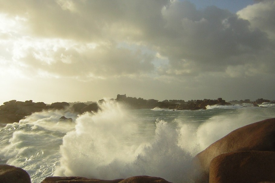à Trégastel, un jour de tempête