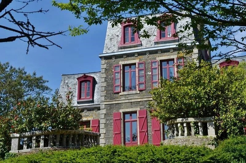 Façade avant du manoir donnant sur un grand parc