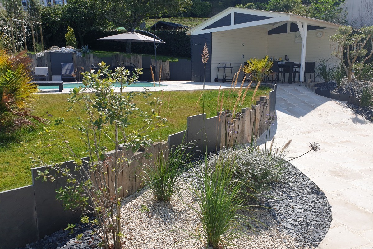 Cuisine extérieure - VILLA SUR JARDIN CLOS AVEC PISCINE