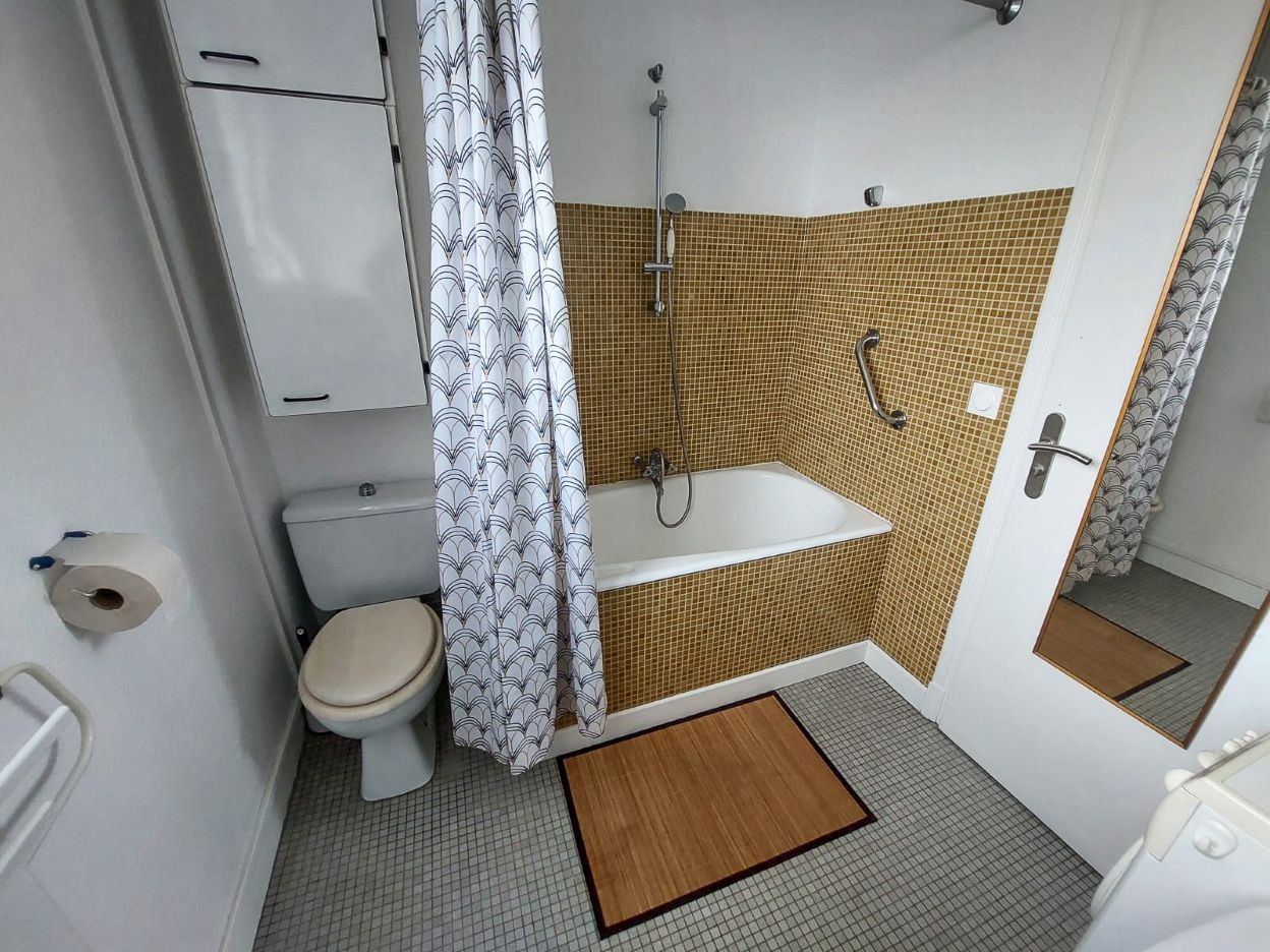 Salle de bain avec WC