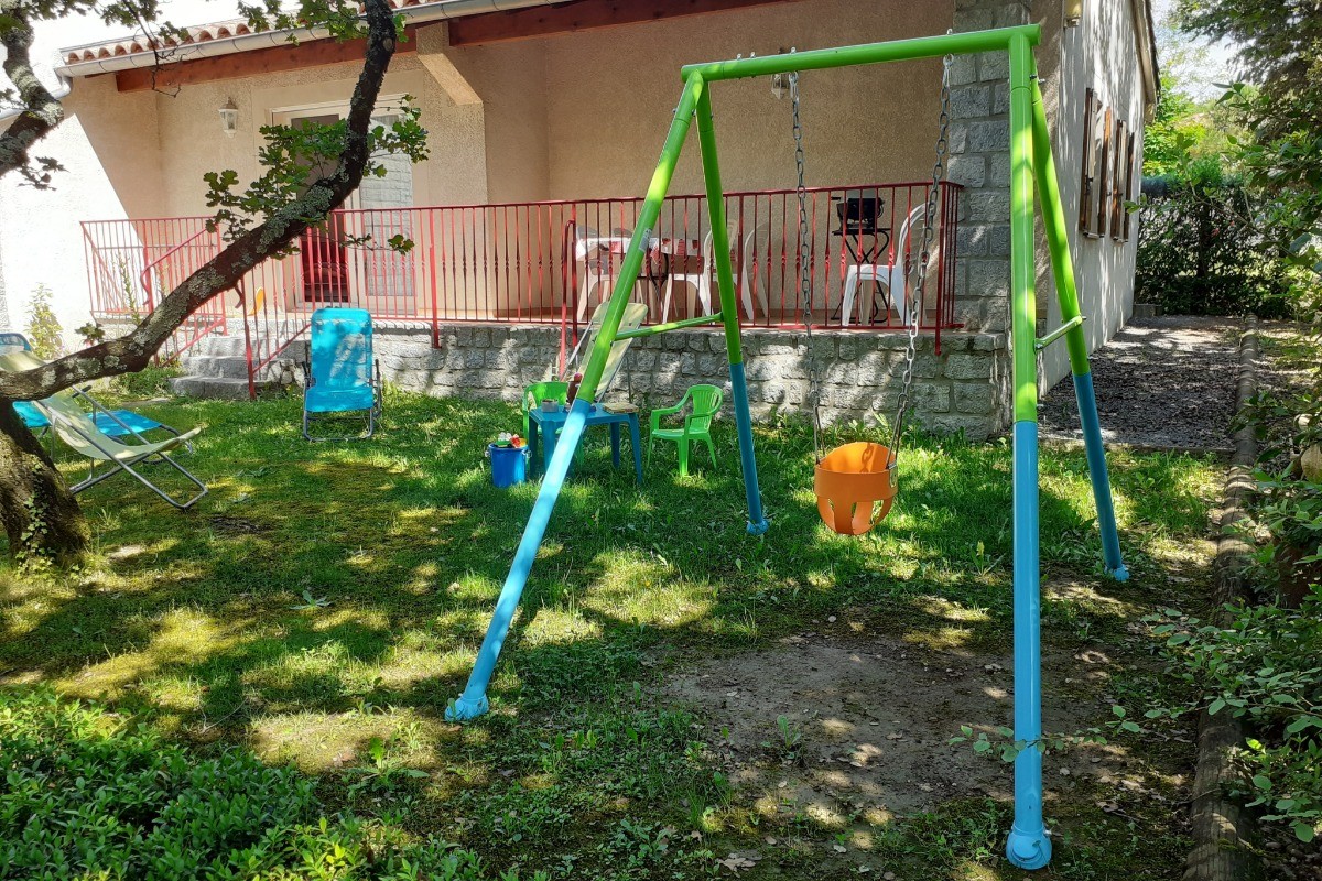 gite Les Clapas - Maison Verte -  espace verdure - balançoire