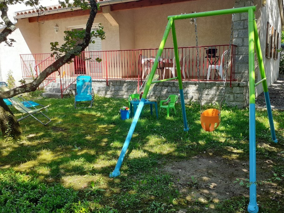 gite Les Clapas - Maison Verte - espace verdure - balançoire