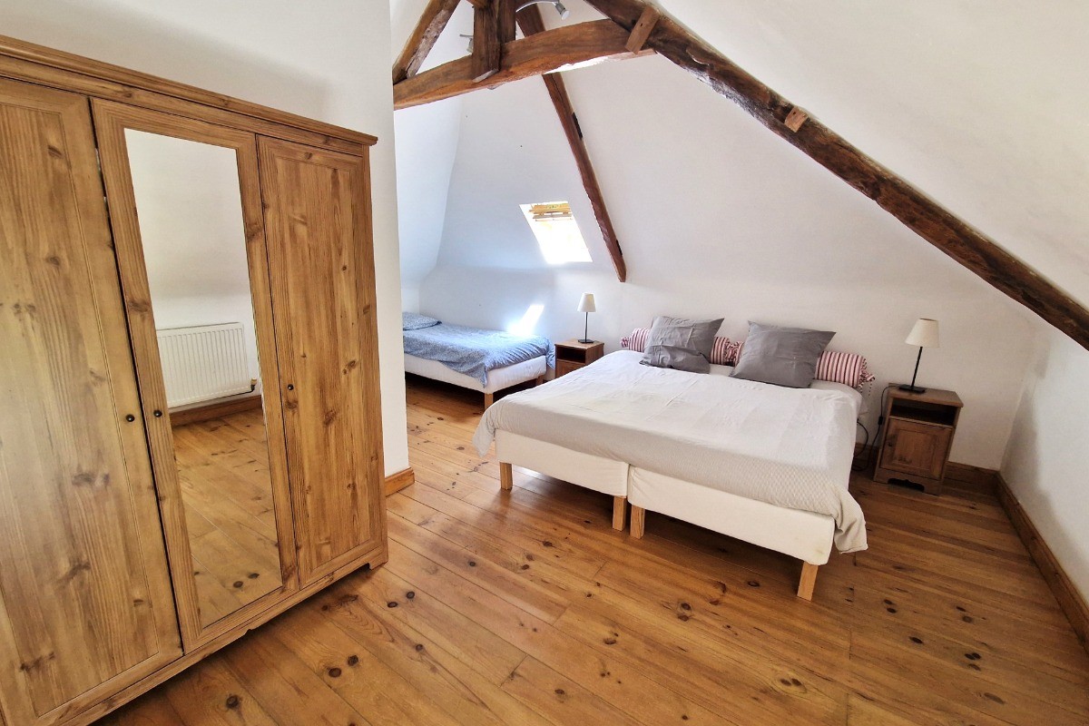 Chambre indépendante pour 3  personnes (3 lits 90cm ou bien 1 lit 180 cm et 1 lit 90 cm)  de plus de 16 ,5 m² au 2nd étage.