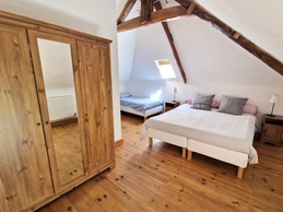 Chambre indépendante pour 3 personnes (3 lits 90cm ou bien 1 lit 180 cm et 1 lit 90 cm) de plus de 16 ,5 m² au 2nd étage.