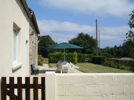 terrasse et jardin clos devant la maison