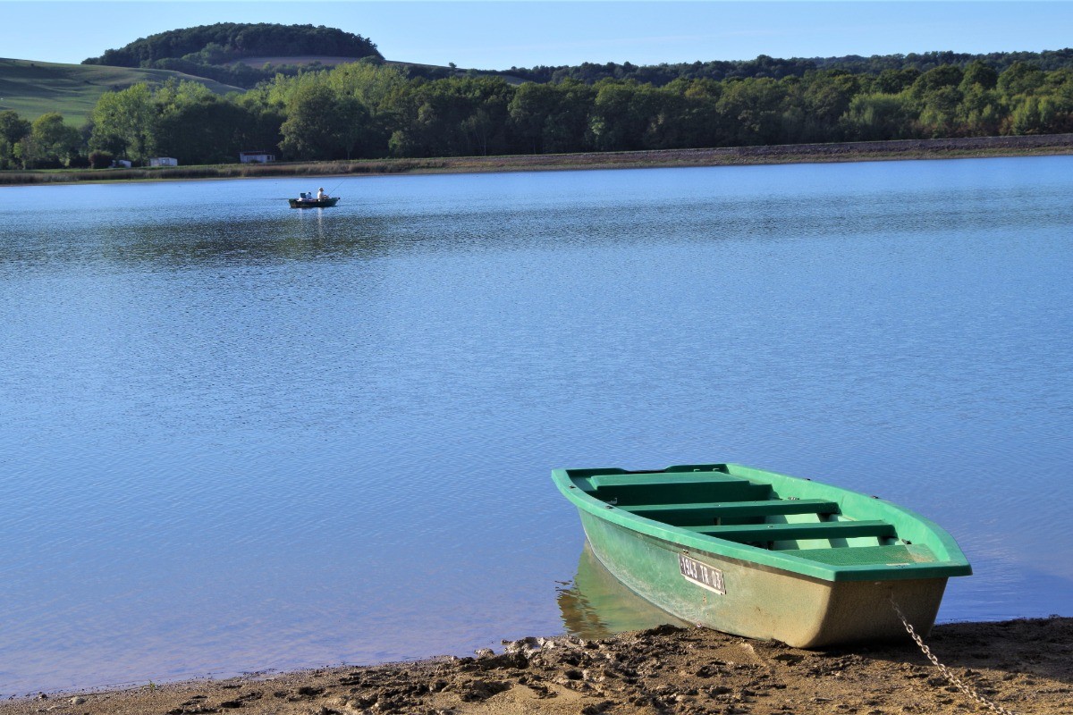 Tout proche le plan d'eau de Cercey (75 hectares) classé Espace Naturel Sensible pour sa biodiversité
