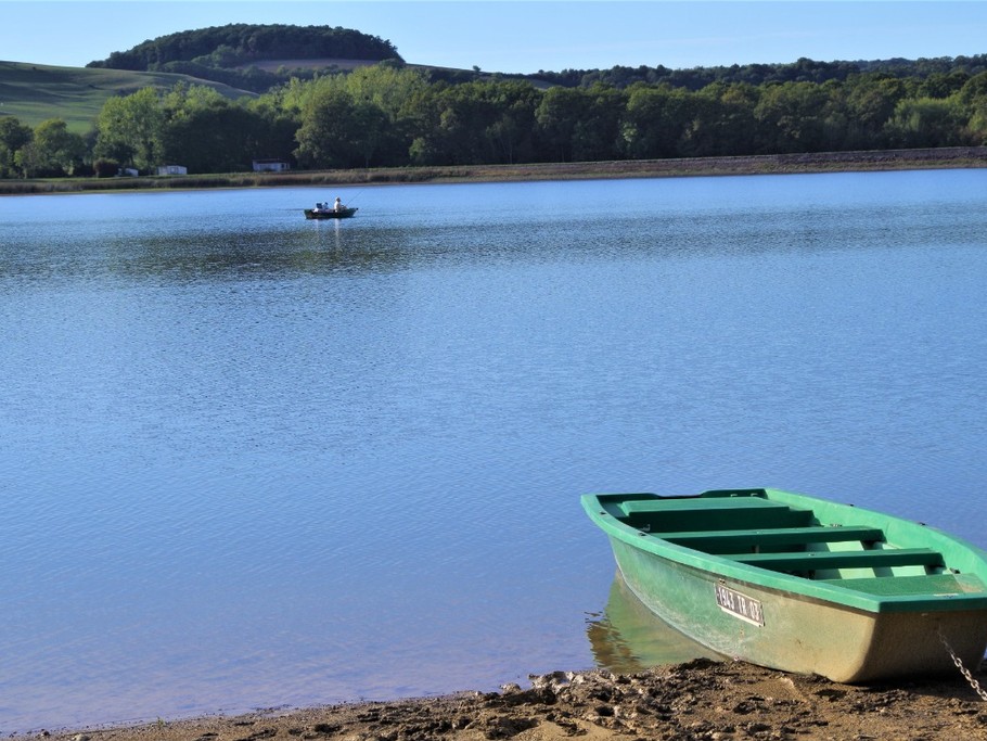 Tout proche le plan d'eau de Cercey (75 hectares) classé Espace Naturel Sensible pour sa biodiversité