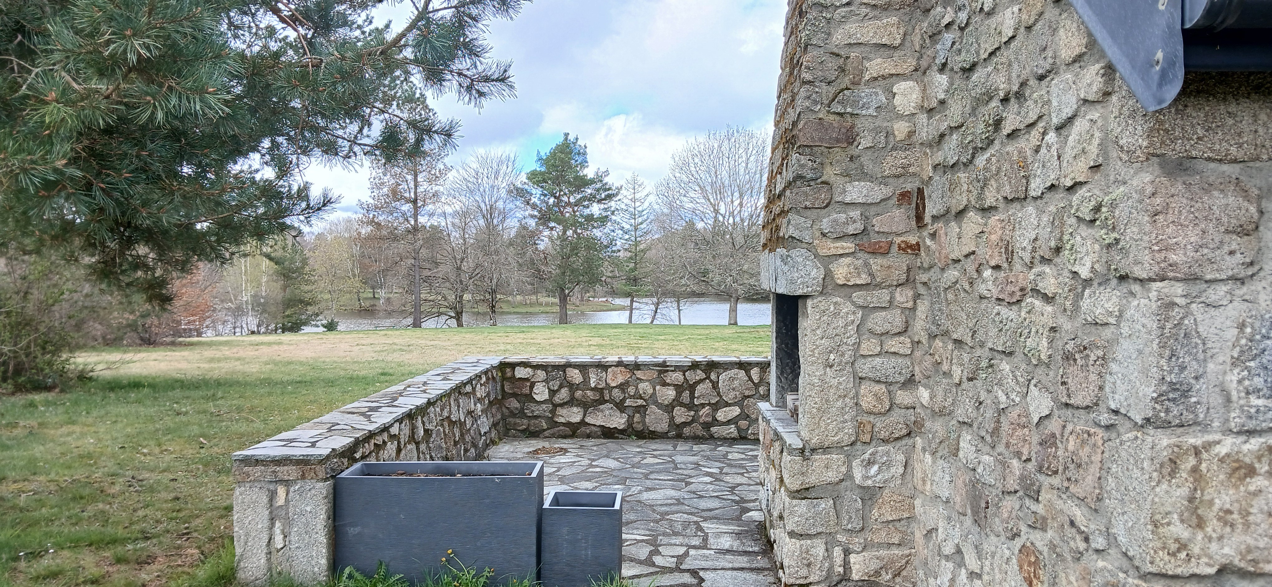 Etang de Farges, Saint Germain près Herment, Chalet vert - Terrasse avec barbecue, Vue sur l'étange de Farges