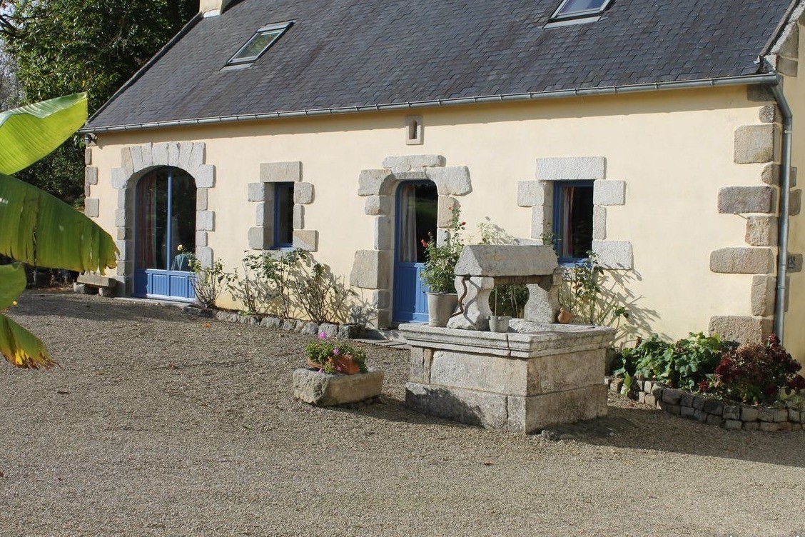 maison avec accès jardin et terrasse à l'arrière