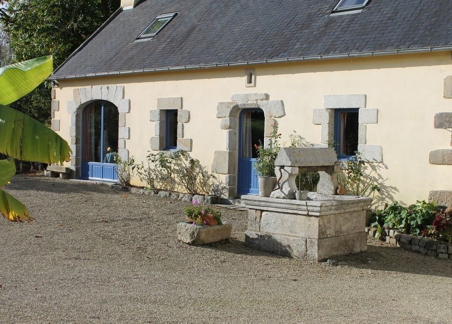 maison avec accès jardin et terrasse à l'arrière