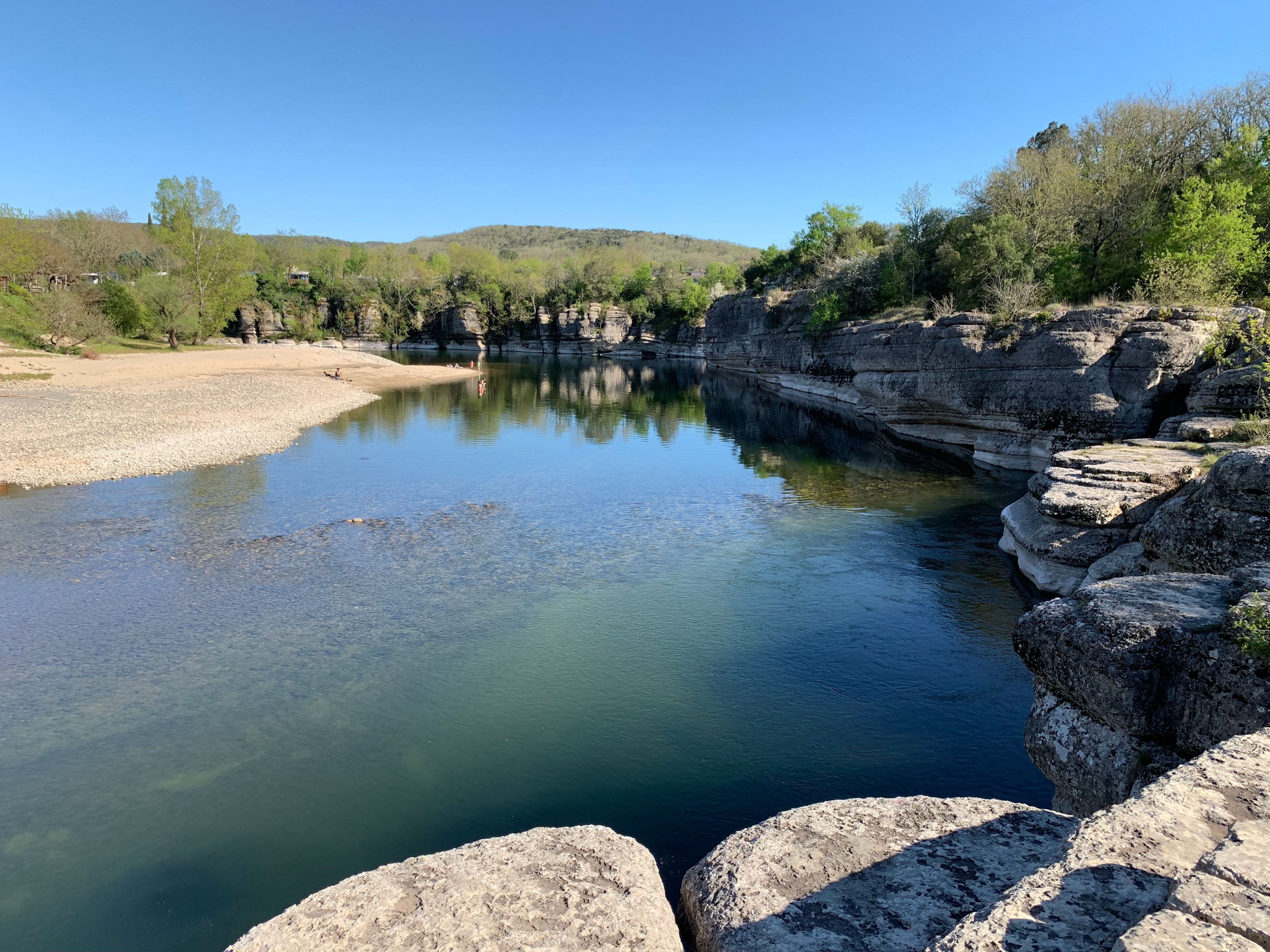 Le Gîte "Le Vallon du Savel" est à 5 minutes à pied du Parc de Loisirs "Isla Cool Douce" avec la plus belle plage naturelle d'Ardèche. Sur l'autre rive, vous pouvez accéder aux rochers sur le chemin du Cirque de Gens et plonger dans la rivière.