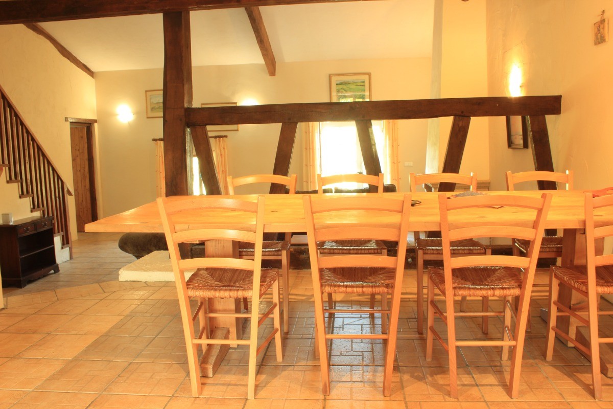 Salle de séjour ouverte sur la cuisine et le salon