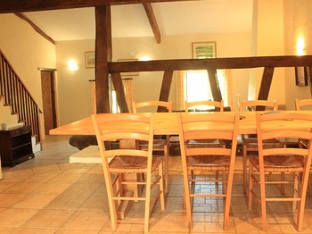 Salle de séjour ouverte sur la cuisine et le salon