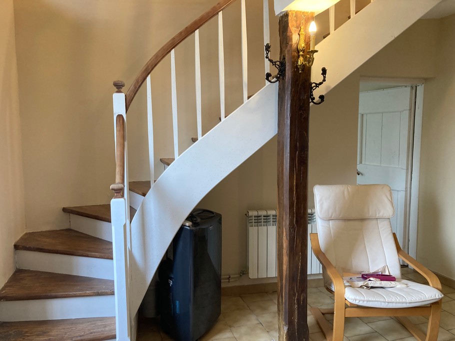 Escalier dans l'entrée pour monter au 1er étage