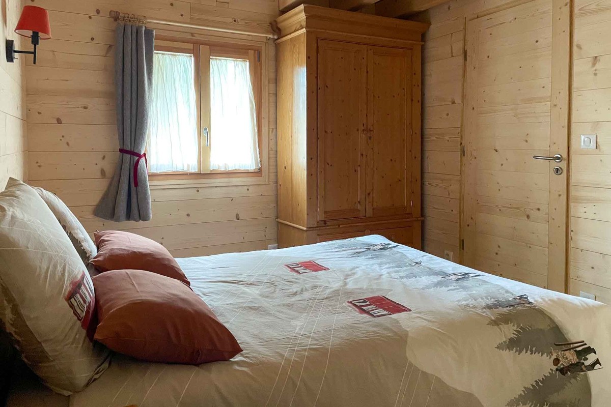 Chambre au rez-de-chaussée, lit 140x190