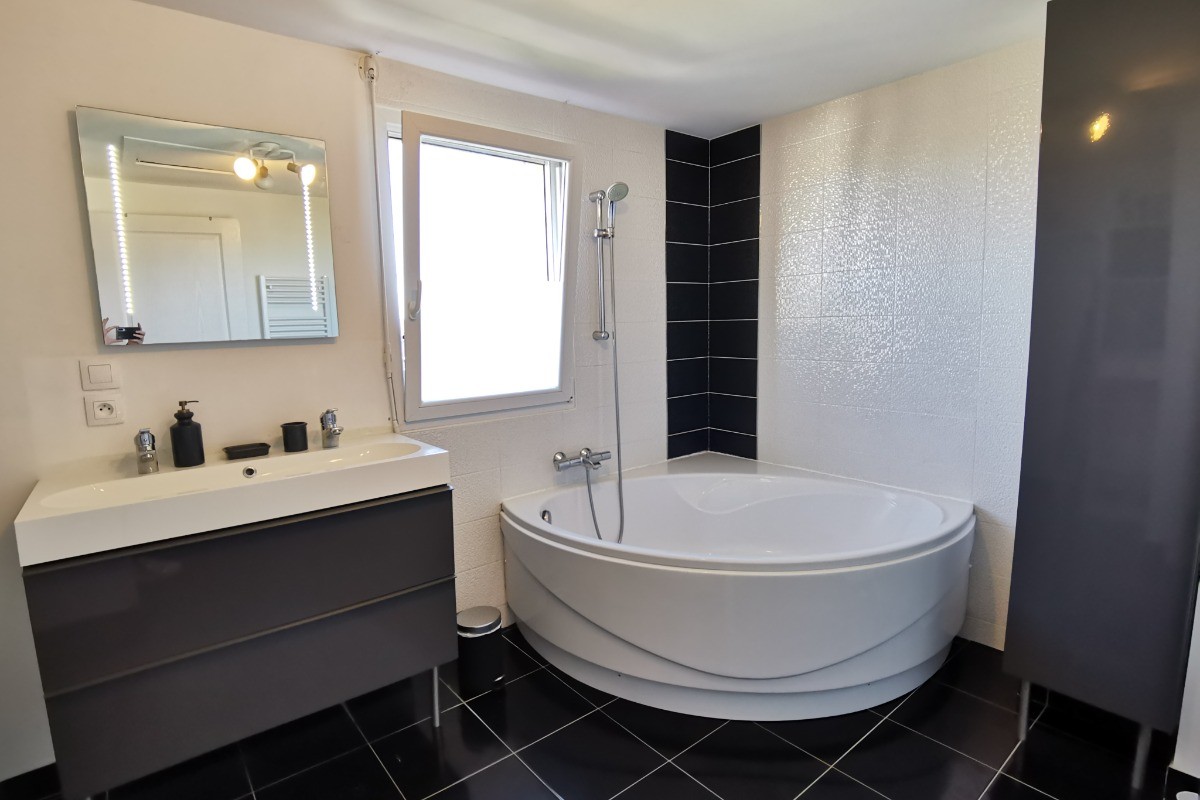 Salle de bain à l'étage