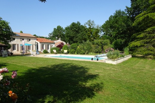La piscine devant la maison