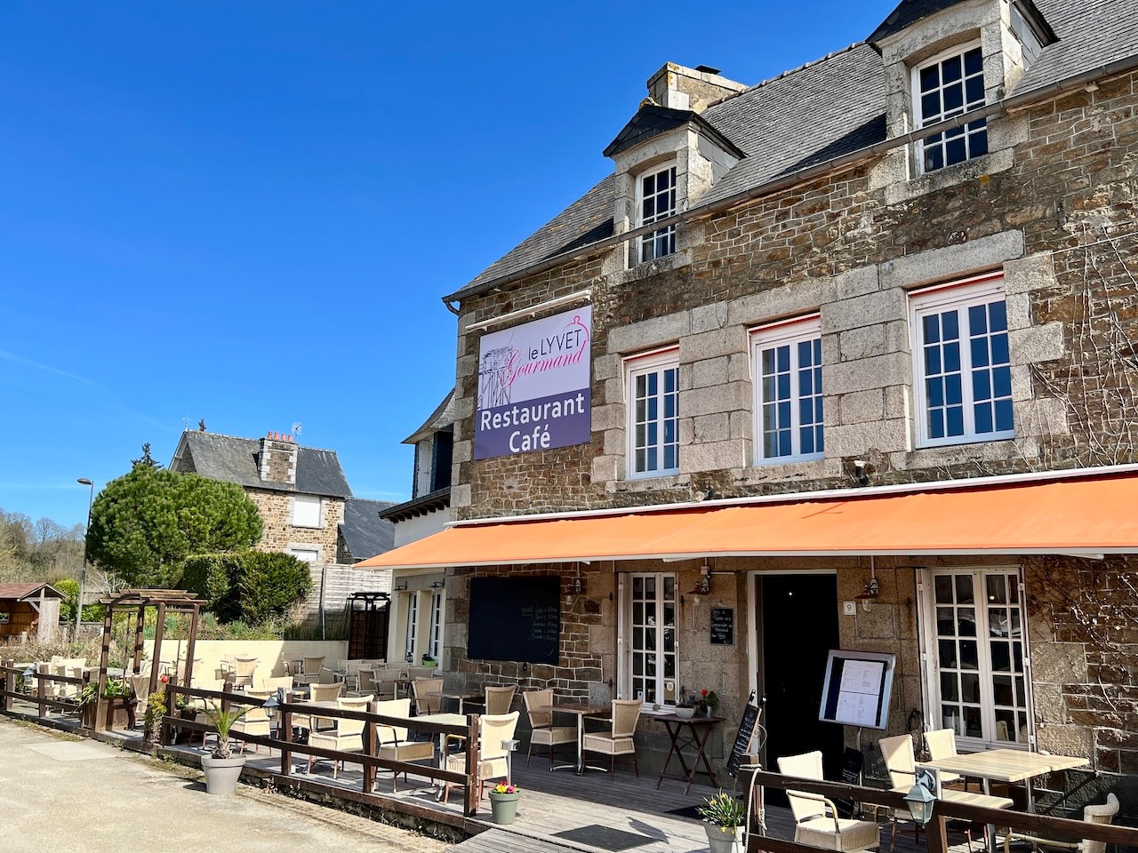 Local Restaurant in Lyvet