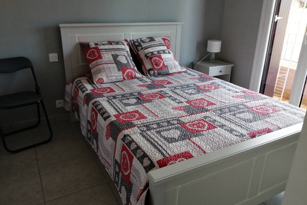 chambre principale avec espace pour installer un lit bébé