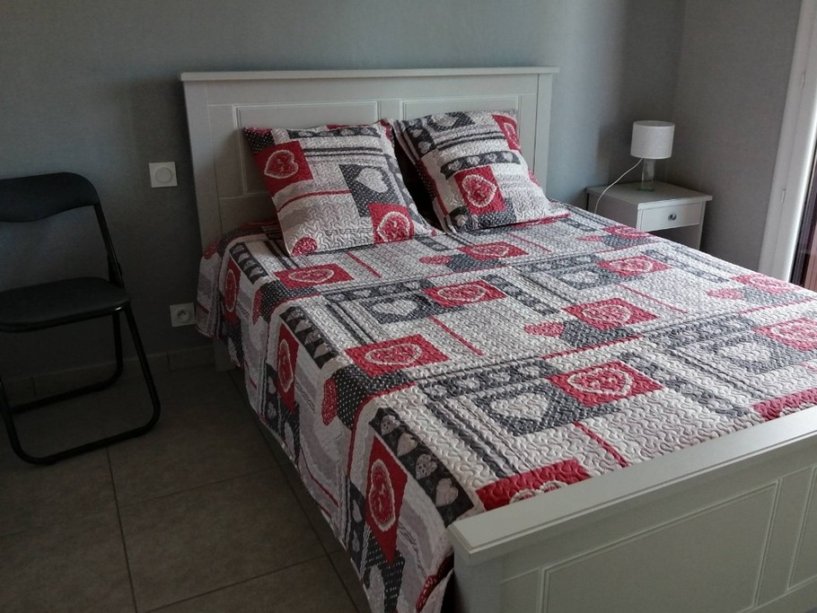 chambre principale avec espace pour installer un lit bébé